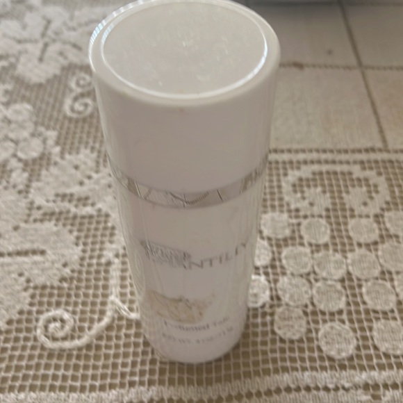 White Chantilly dusting powder. - Picture 4 of 4